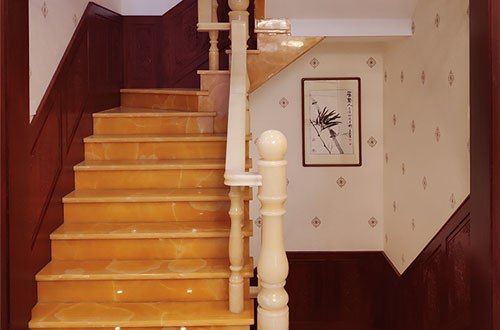 永丰中式别墅室内汉白玉石楼梯的定制安装装饰效果